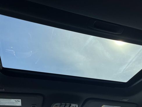 Used 2025 GMC Canyon Denali image 18