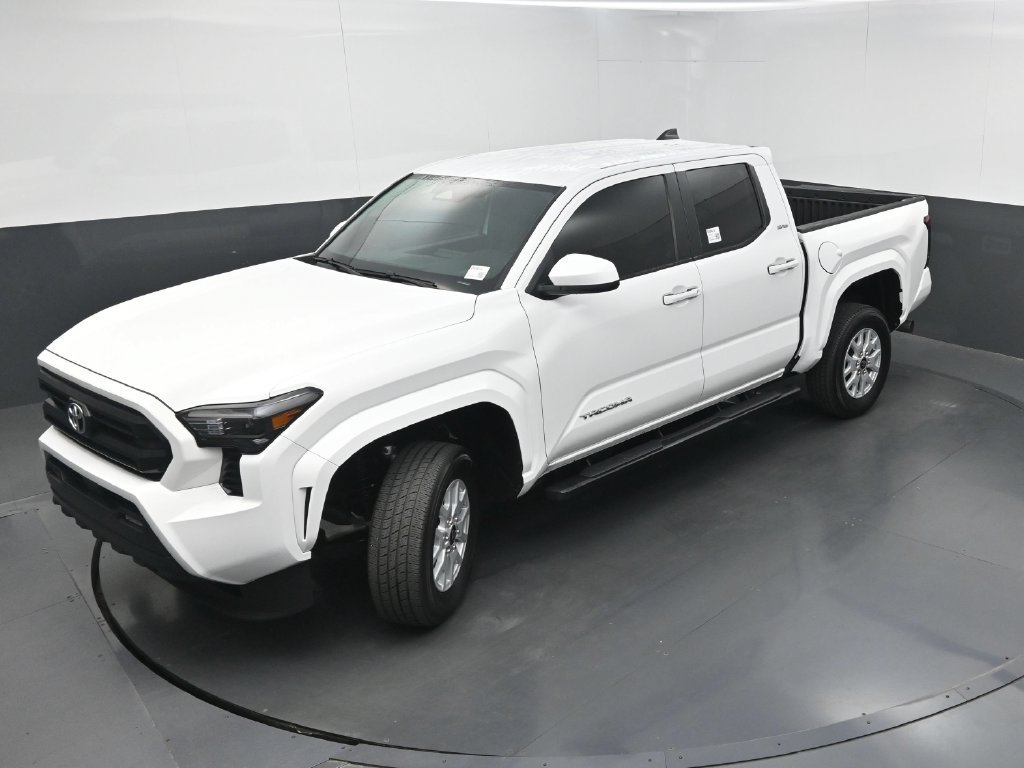Used 2024 Toyota Tacoma SR5 AWD/4WD image 32