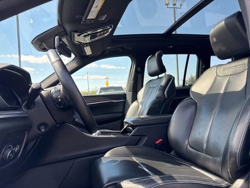 Used 2022 Jeep Grand Cherokee Overland w/ Luxury Tech Group IV AWD/4WD image 3