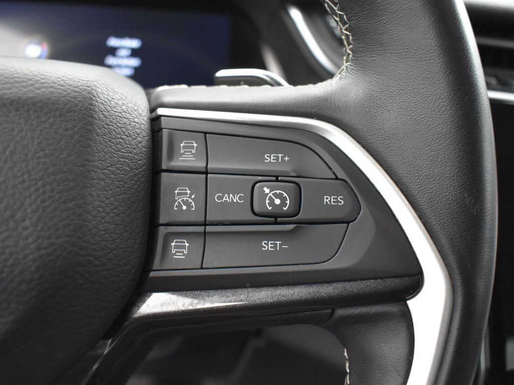 Used 2022 Jeep Grand Cherokee L Laredo w/ Luxury Tech Group I AWD/4WD image 11