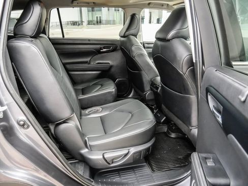 Used 2021 Toyota Highlander XLE AWD/4WD image 39