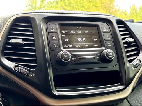 Used 2018 Jeep Cherokee Latitude w/ Altitude Package FWD image 7