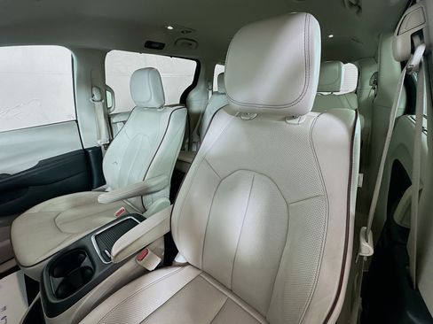 Used 2017 Chrysler Pacifica Limited w/ UConnect Theater Package FWD image 20
