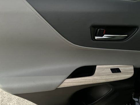 Used 2024 Toyota Venza XLE image 27