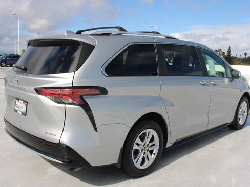Certified 2025 Toyota Sienna Limited image 3