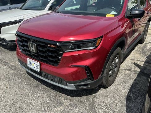 Used 2025 Honda Pilot TrailSport image 12