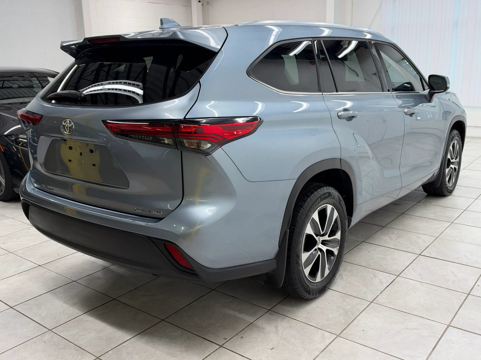 Used 2020 Toyota Highlander XLE AWD/4WD image 9