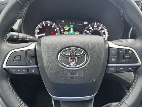 Used 2025 Toyota Highlander LE image 25