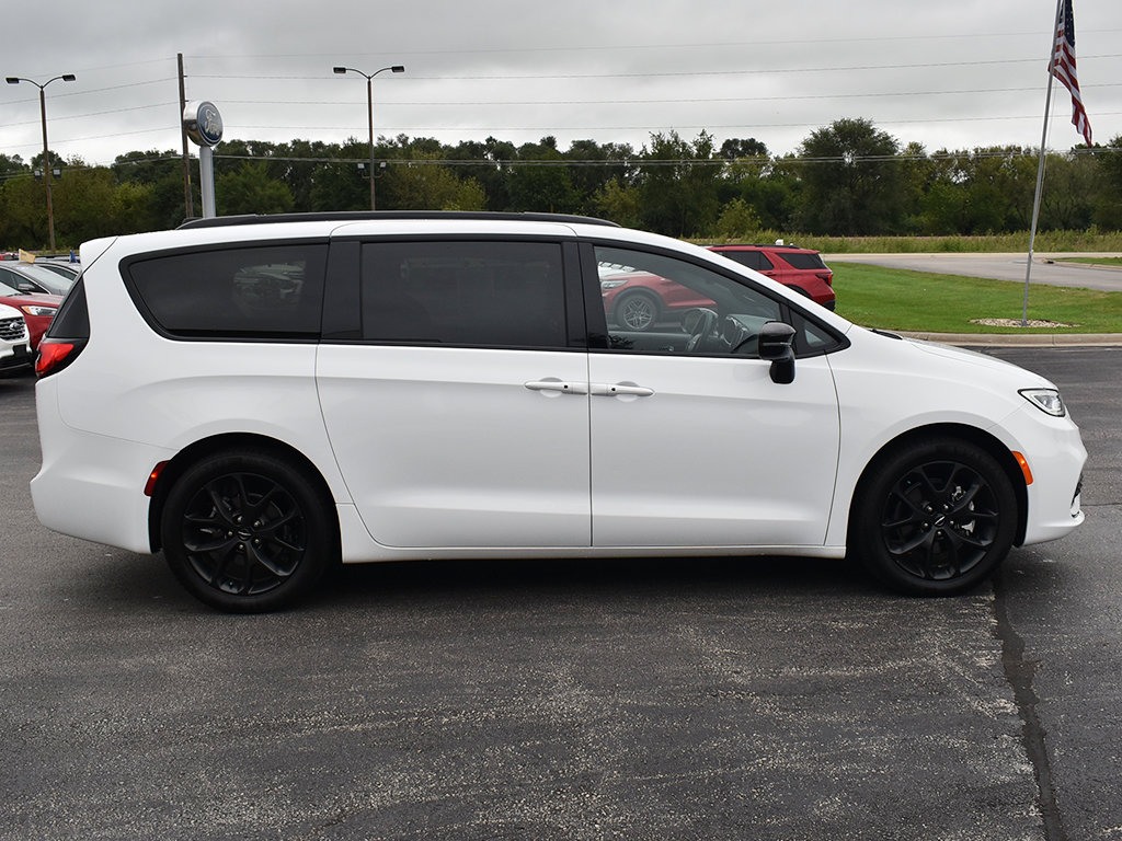 Used 2025 Chrysler Pacifica Limited FWD image 17