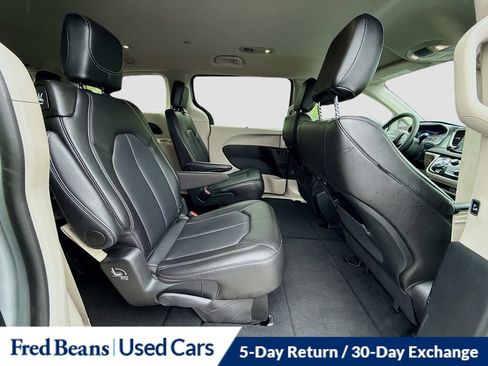 Used 2024 Chrysler Pacifica Touring-L FWD image 39