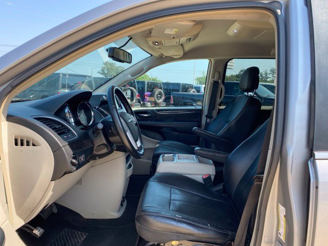 Used 2016 Chrysler Town & Country Touring FWD image 13