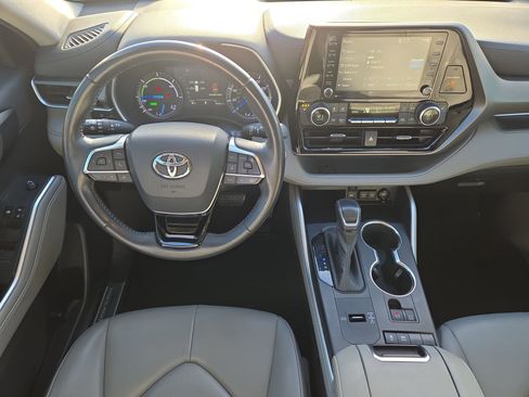 Used 2020 Toyota Highlander XLE image 14
