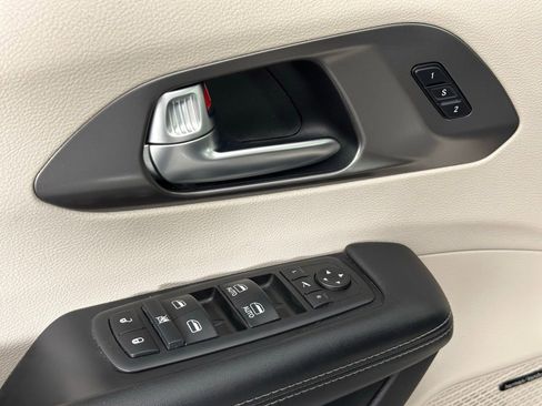Used 2019 Chrysler Pacifica Limited w/ Advanced Safetytec Group FWD image 47
