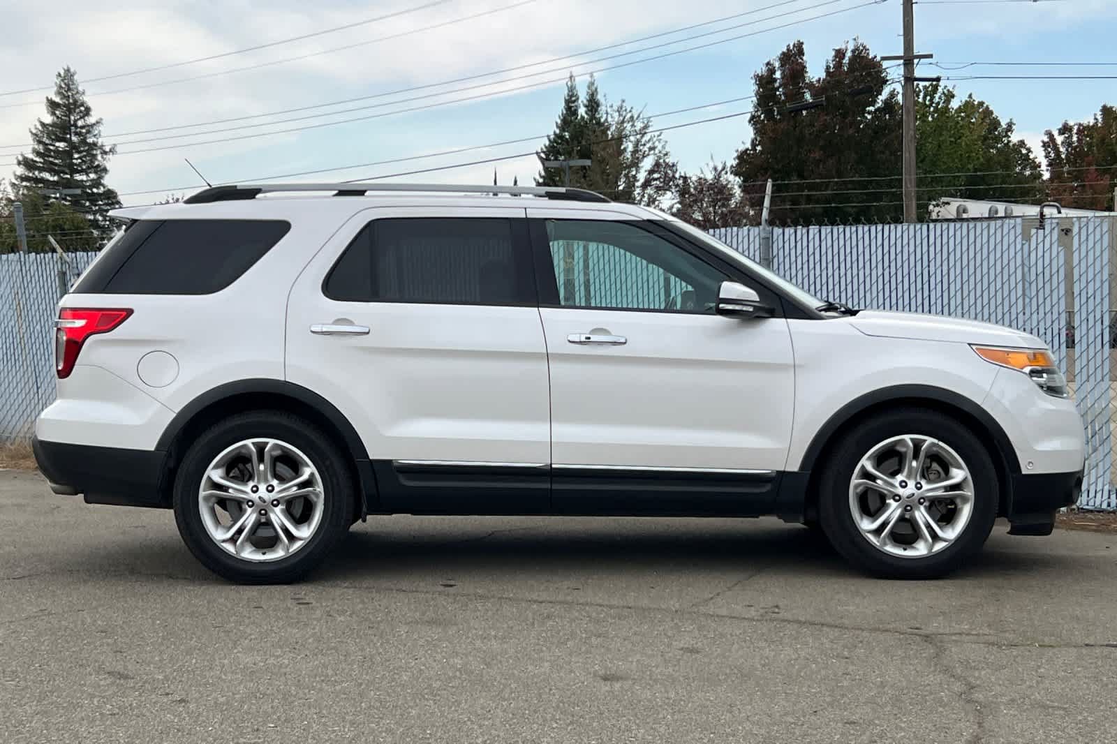 Used 2014 Ford Explorer Limited w/ Equipment Group 302A FWD image 6
