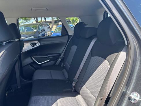Used 2025 Kia Soul LX w/ LX Technology Package FWD image 25
