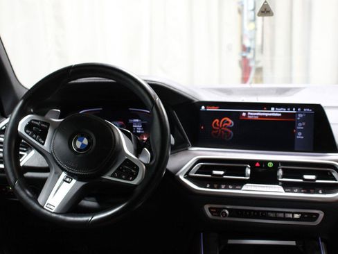 Used 2022 BMW X5 xDrive40i w/ M Sport Package AWD/4WD image 3