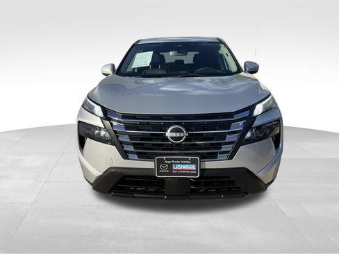 Used 2024 Nissan Rogue SV AWD/4WD image 2