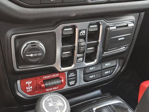 New 2025 Jeep Gladiator Rubicon image 14