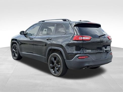 Used 2016 Jeep Cherokee Sport FWD image 3