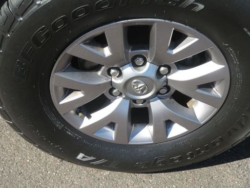 Used 2016 Toyota Tacoma SR5 w/ SR5 Appearance Package (SN) image 16