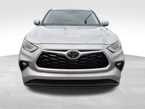 Used 2024 Toyota Highlander LE FWD image 2