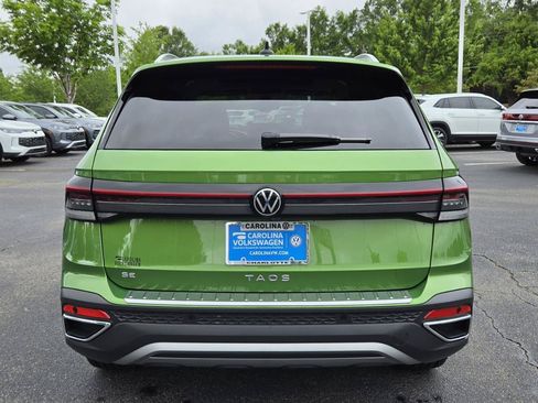 Certified 2025 Volkswagen Taos SE w/ Panoramic Sunroof Package FWD image 4