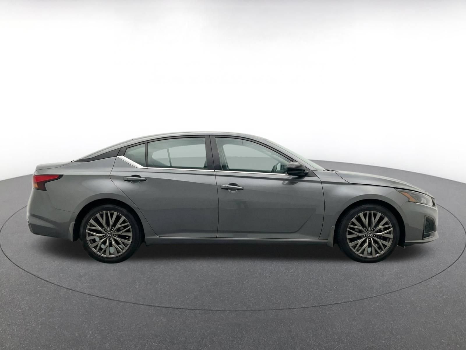Used 2025 Nissan Altima 2.5 SV FWD image 9