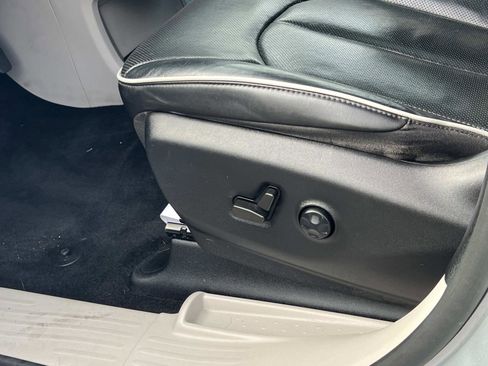 Used 2022 Chrysler Pacifica Limited w/ Uconnect Theater Family Group image 20