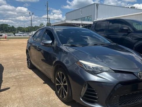Used 2018 Toyota Corolla XSE FWD image 3