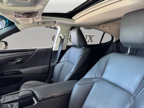 Used 2022 Lexus ES 300h w/ Premium Package FWD image 9