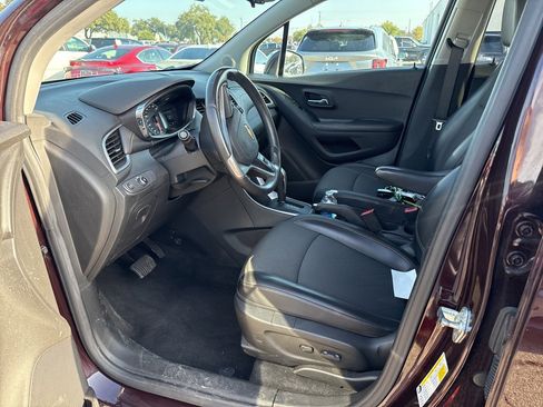 Used 2021 Chevrolet Trax LT w/ LT Convenience Package image 8