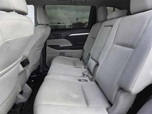 Used 2019 Toyota Highlander LE image 16