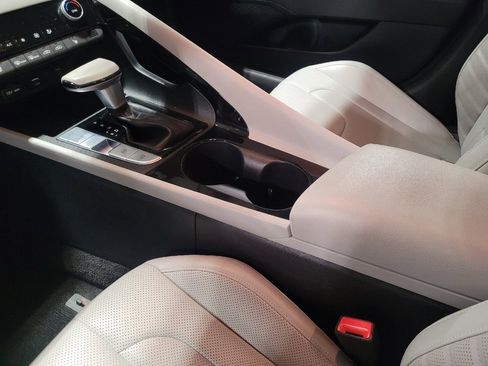 Used 2025 Hyundai Elantra Limited FWD image 26