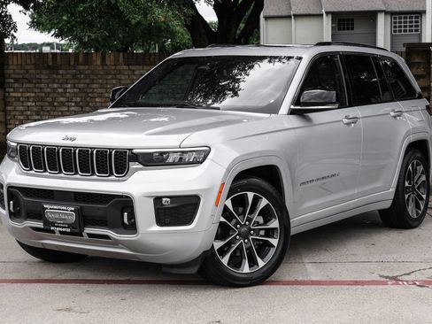 Used 2022 Jeep Grand Cherokee Overland w/ Luxury Tech Group IV AWD/4WD image 12