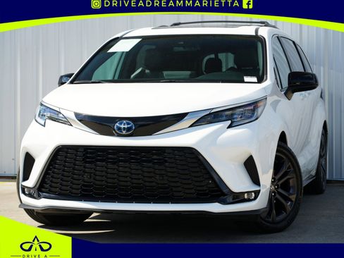 Used 2024 Toyota Sienna XSE image 1