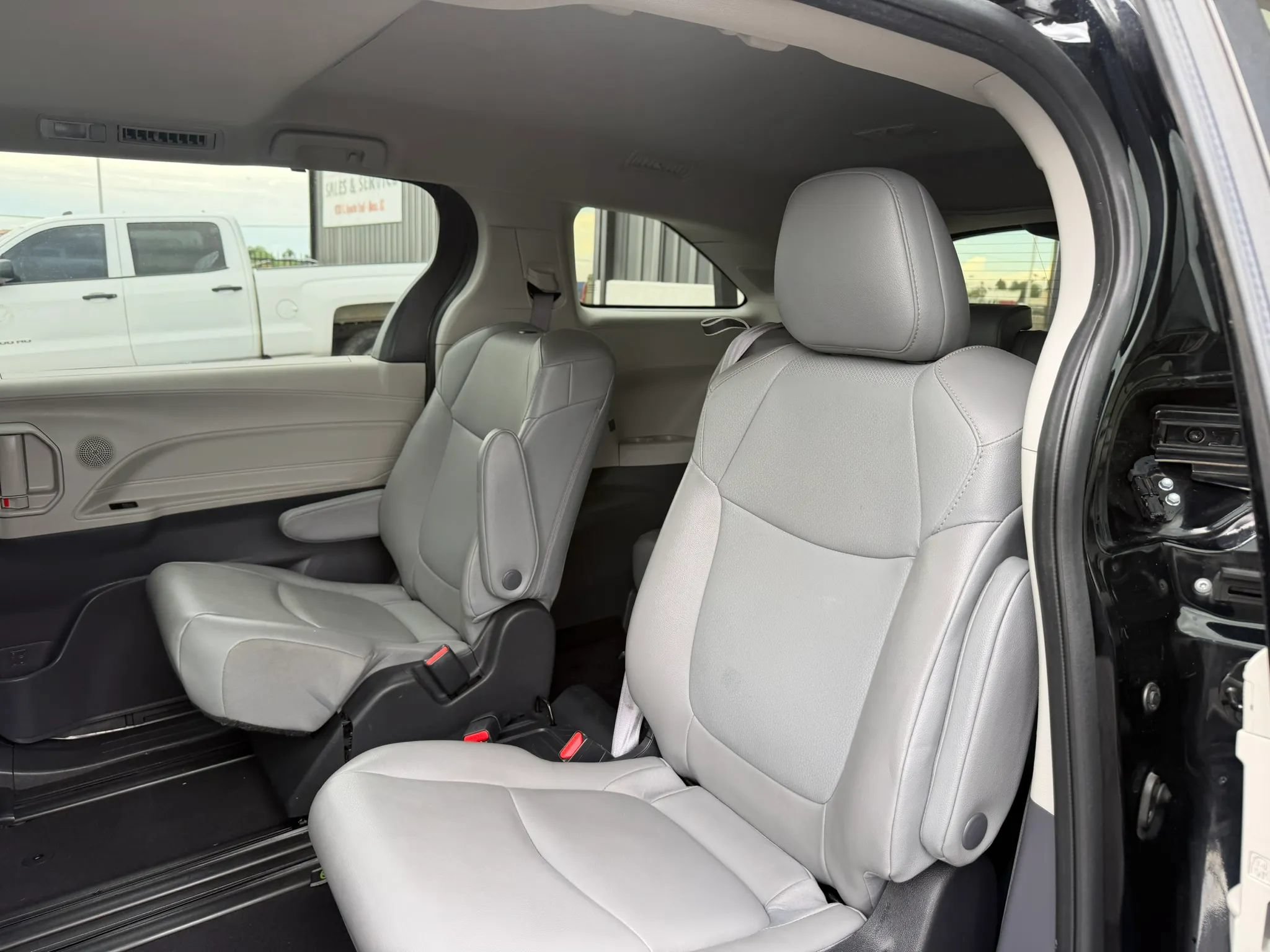 Used 2022 Toyota Sienna XLE w/ XLE Plus Package FWD image 21