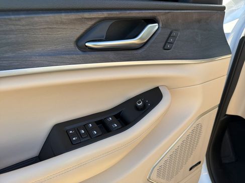 Used 2022 Jeep Grand Cherokee Limited image 13