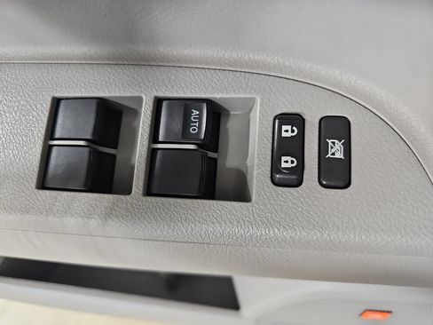 Used 2013 Toyota Highlander Limited AWD/4WD image 35