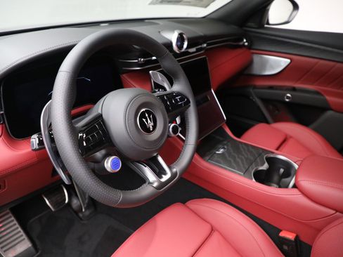 New 2025 Maserati Grecale GT image 13
