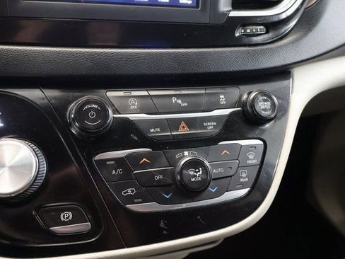 Used 2019 Chrysler Pacifica Touring-L image 20