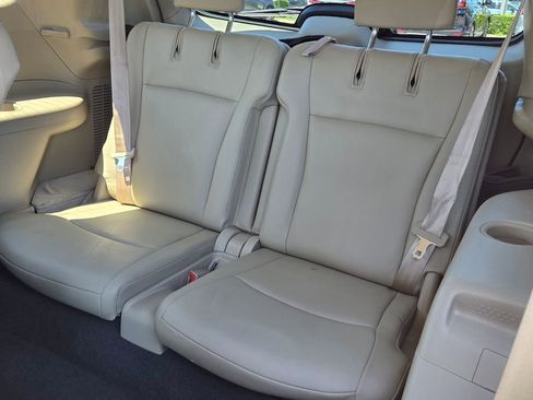 Used 2012 Toyota Highlander Limited w/ Tow Pkg image 12