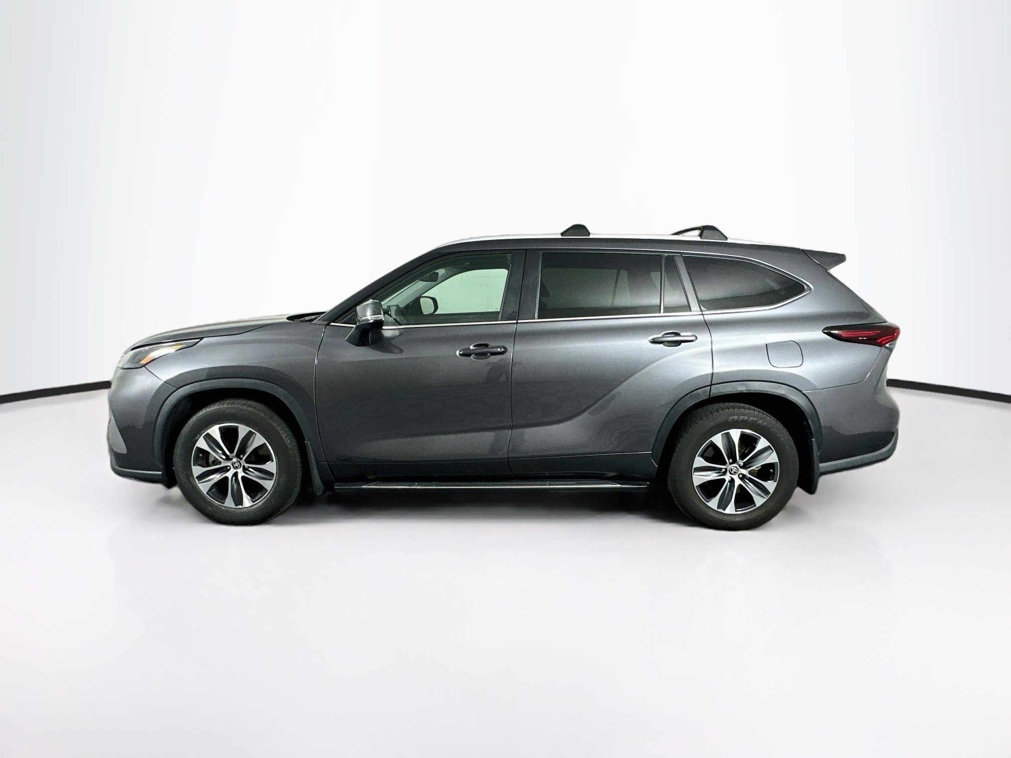 Used 2024 Toyota Highlander XLE AWD/4WD image 4