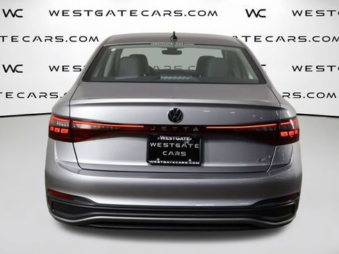 Used 2025 Volkswagen Jetta SE FWD image 4