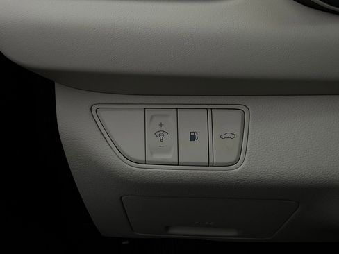 Used 2025 Genesis G70 2.5T image 22