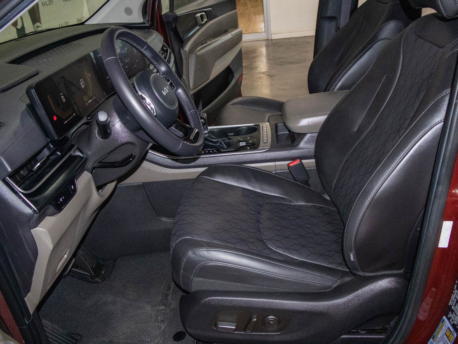 Used 2026 Kia Carnival FWD image 8
