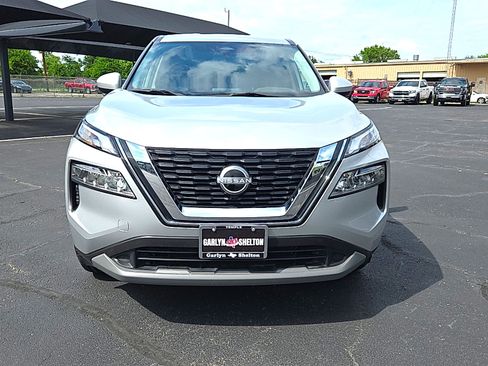 Used 2023 Nissan Rogue SV image 3