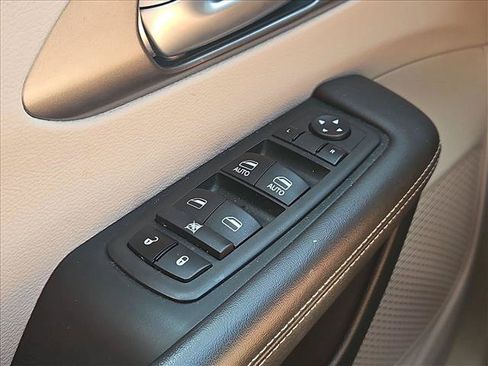 Used 2024 Chrysler Pacifica Touring-L FWD image 22