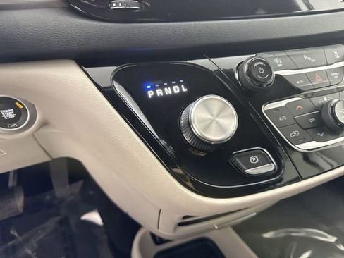 Used 2020 Chrysler Pacifica Touring-L image 16