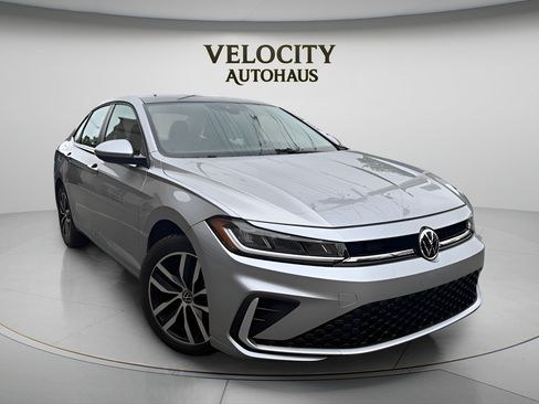Used 2025 Volkswagen Jetta SE FWD image 1