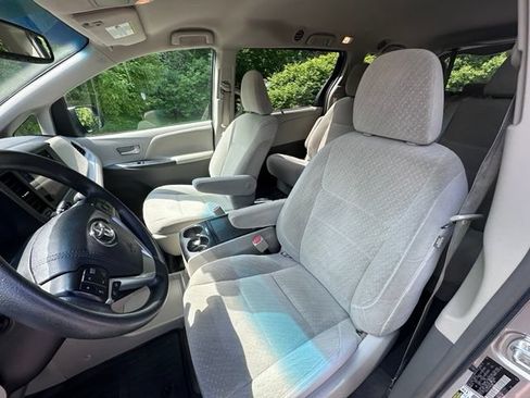 Used 2017 Toyota Sienna LE FWD image 12